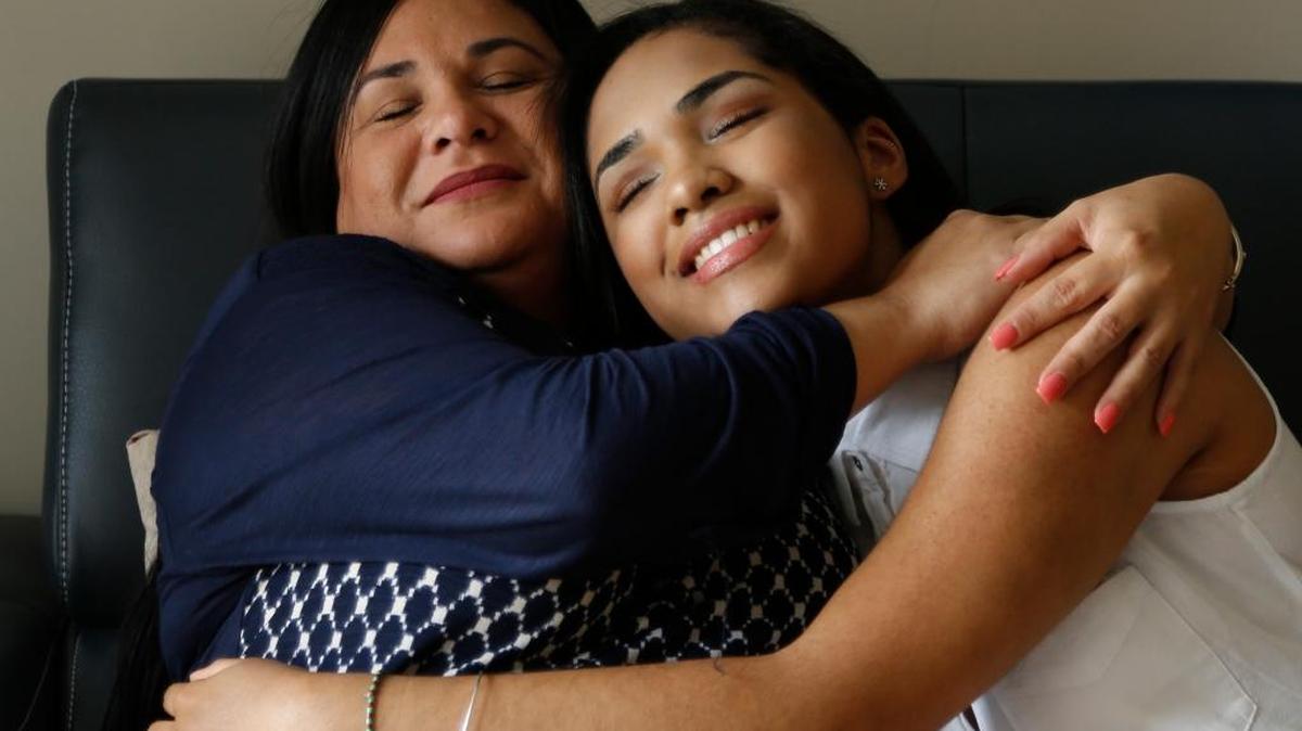 Janelle Bombalier, de 17 años,(Dcha) junto a su madre Yenissel Bombalier. Janelle recibió un trasplante de pulmón luego de que el cáncer de tiroides le afectara los pulmones y su calidad de vida.