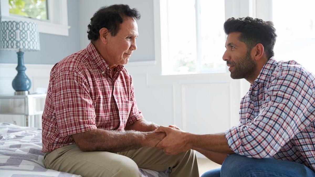 Al tratar a una persona con Alzheimer, ‘evite el uso de palabras negativas, establezca contacto con los ojos, sin mirar fijamente, y exprese afecto sonriendo, tomando la mano o dando un abrazo.