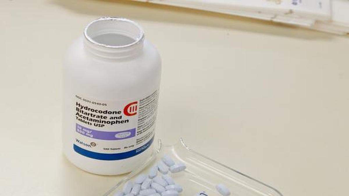 
Ciertos medicamentos, como la hidrocodona (conocida como Vicodin) se han vuelto más difíciles de obtener por cambios recientes en las regulaciones de la FDA. 
