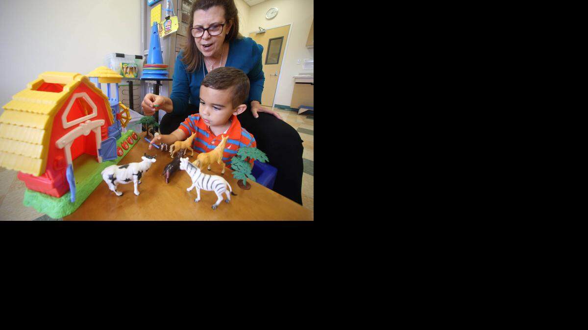 
Ryan Soto, quien padece de dismelia en la mano derecha y la terapeuta Joan Zell en el Miami Children’s Hospital West Kendall. 

