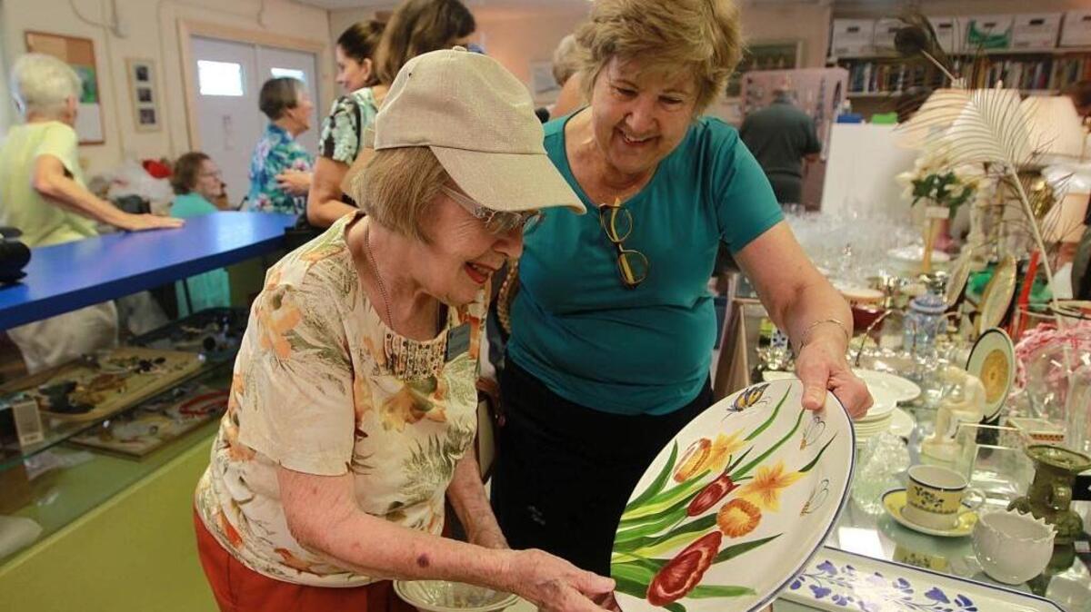 Margaret Land (izq.) y Barbara Hellman en la tienda Ruth Kisman Thrift Shop, de East Ridge Retirement Community en Cutler Bay.