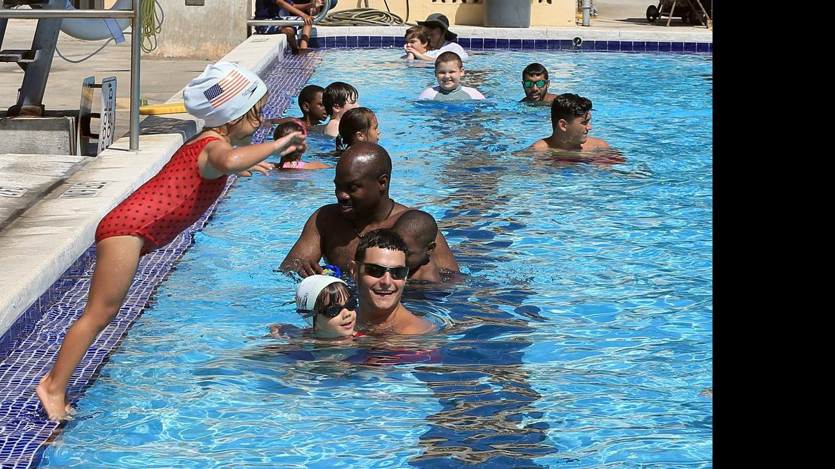 
En el Nature Detectives Camp, de Barnes Park, los niños entre 6 y 8 años aprenden natación y realizan excursiones a cotos locales. La seguridad está garantizada.
