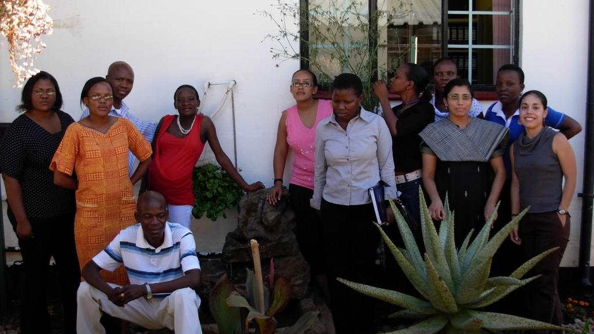 Sales Martínez, con los botsuanianos que participaron en su investigación en el país africano, que tiene una de las tasas más altas de infecciones de VIH del mundo.