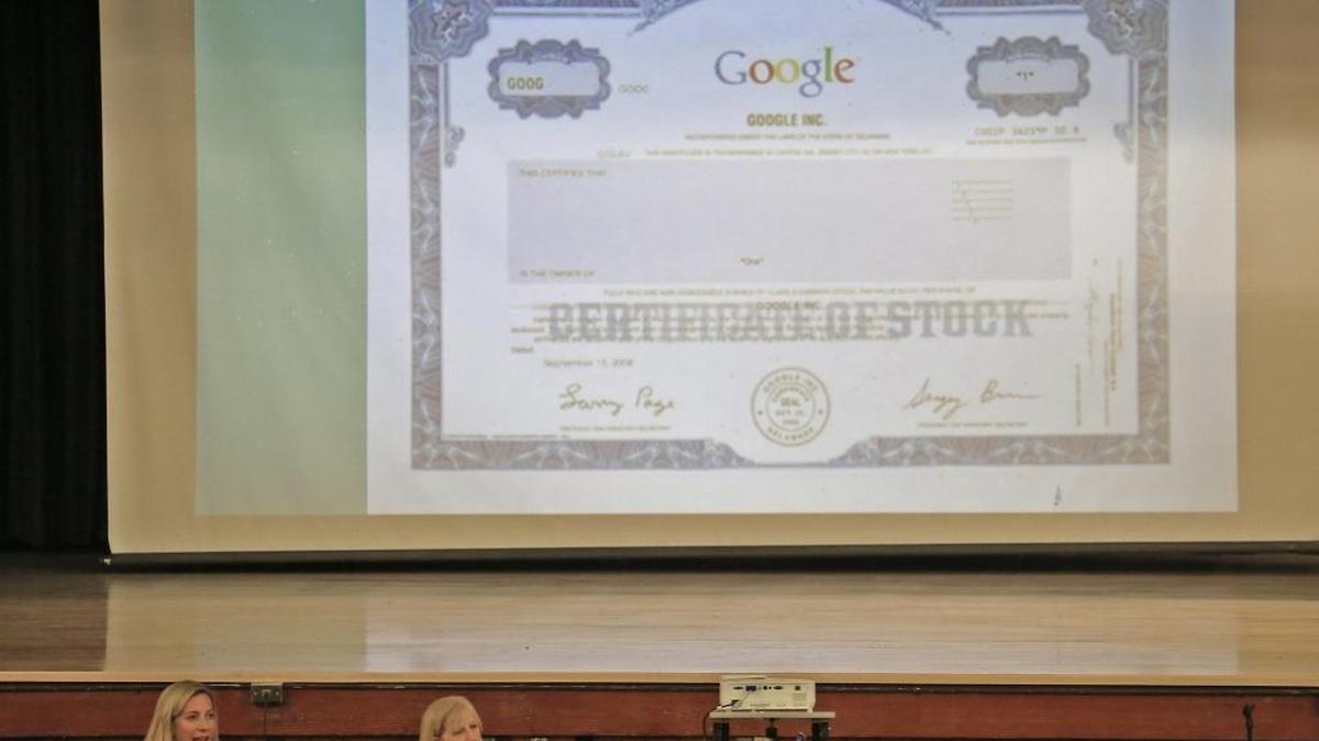 Christine Lynch, representante y consejera senior de Securities and Exchange Commission de Miami (SEC) y Jeri Dresner, llevan a cabo un programa para aconsejar sobre las deudas a jóvenes que están todavía en escuela superior.