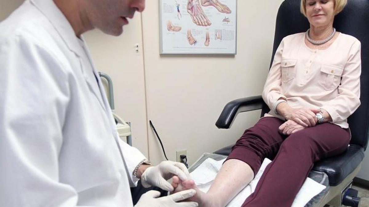El Dr. Christopher J. Blanco con la paciente Rosemary Vega quien estuvo a punto de perder el pie porque además de diabetes también padecía de falta de circulación.
