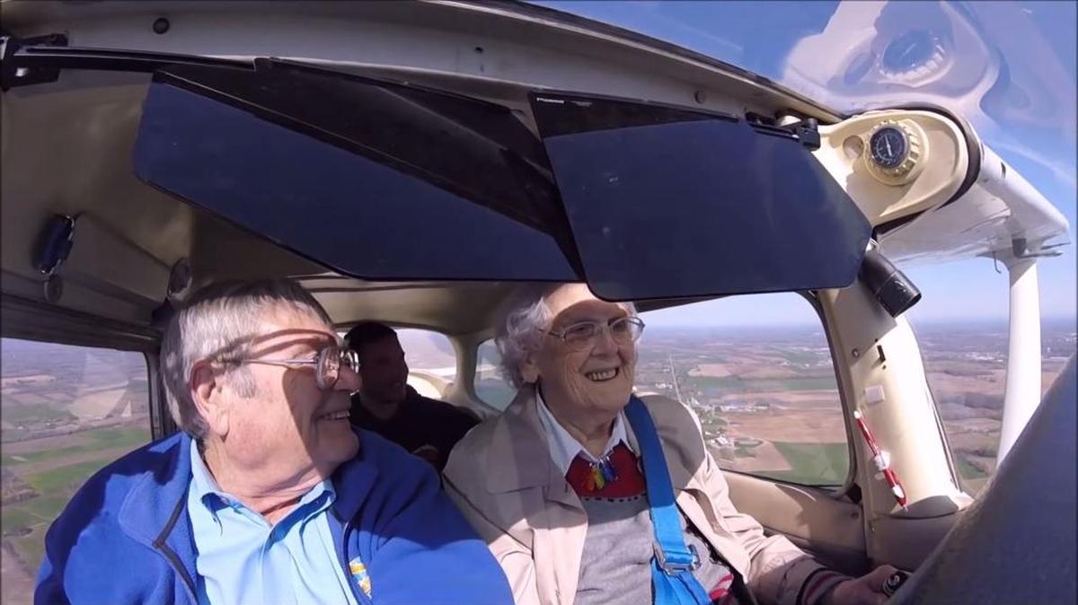 Mildred “Milly” Reeves (der.) pilota un Cessna 172 con ayuda del piloto Pete Lockner.
