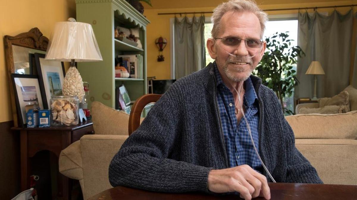 Bruce Mead-e, de 63 años, se sometió a dos grandes cirugías, además de múltiples sesiones de radiación y quimioterapia para tratar su cáncer de pulmón.