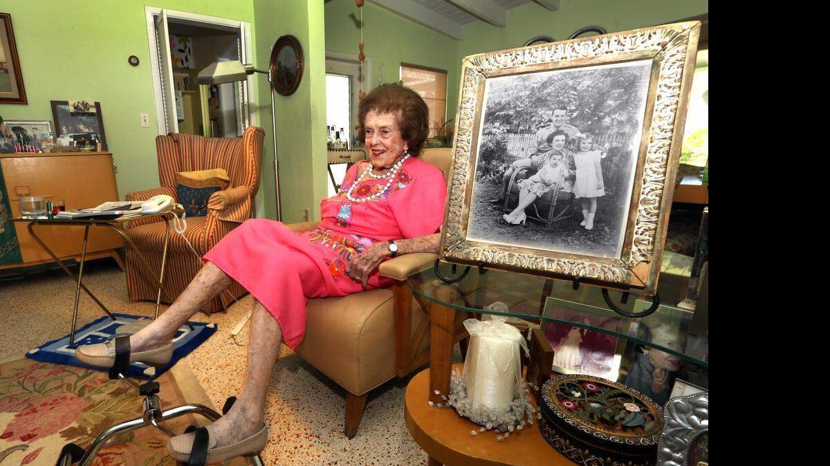 
Gladys Smithies, cubanoamericana centenaria que vive en Key Biscayne hace ejercicios en la sala de su casa.



