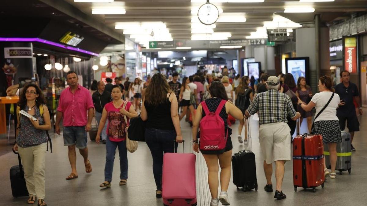 A la hora de preparar un viaje, la Asociación Americana del Corazón anima a los pacientes con enfermedades cardíacas a contarle sus planes de viaje a su médico para que pueda recomendarles qué precauciones deben adoptar.