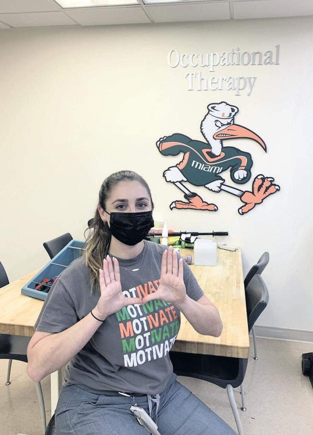 Danielle Rapaport, terapeuta ocupacional que trabajó durante casi un año con pacientes de COVID en UHealth, el Sistema de Salud de la Universidad de Miami, compró material de arte con su propio dinero para ayudar a levantar el ánimo de los pacientes y les ayudó a desenredar el pelo enmarañado de las camas de hospital.