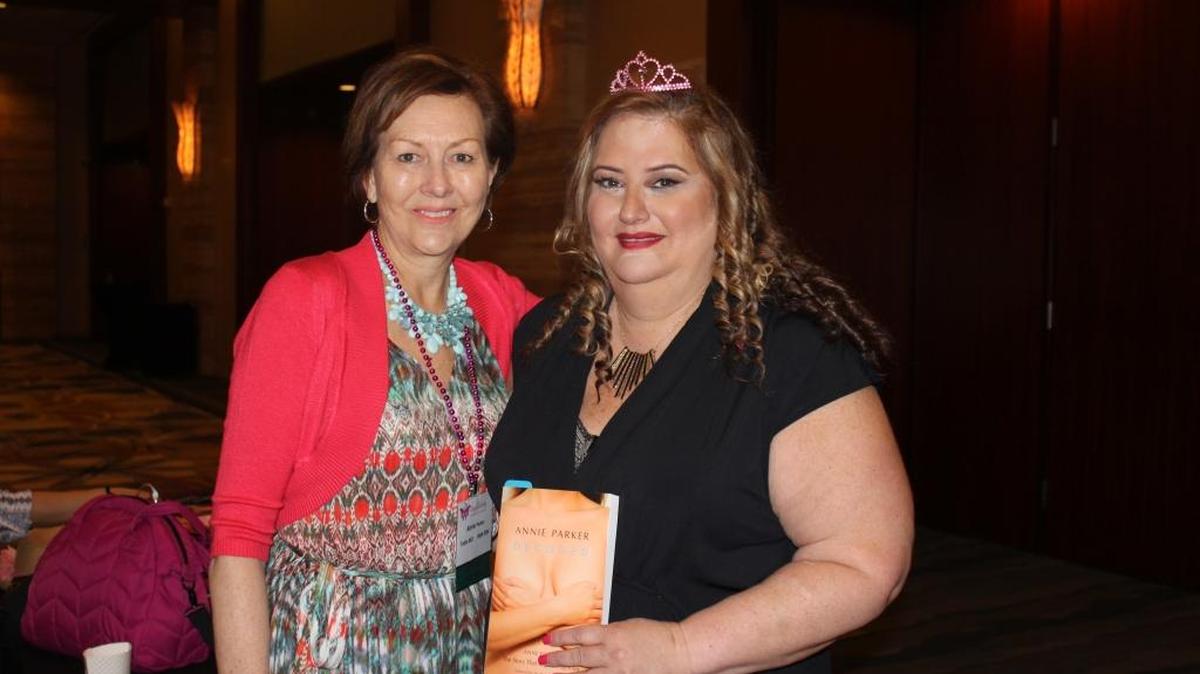 Anne Parker (izq) junto a Jessica Macks quien muestra el libro ‘Annie Parker Decoded’.