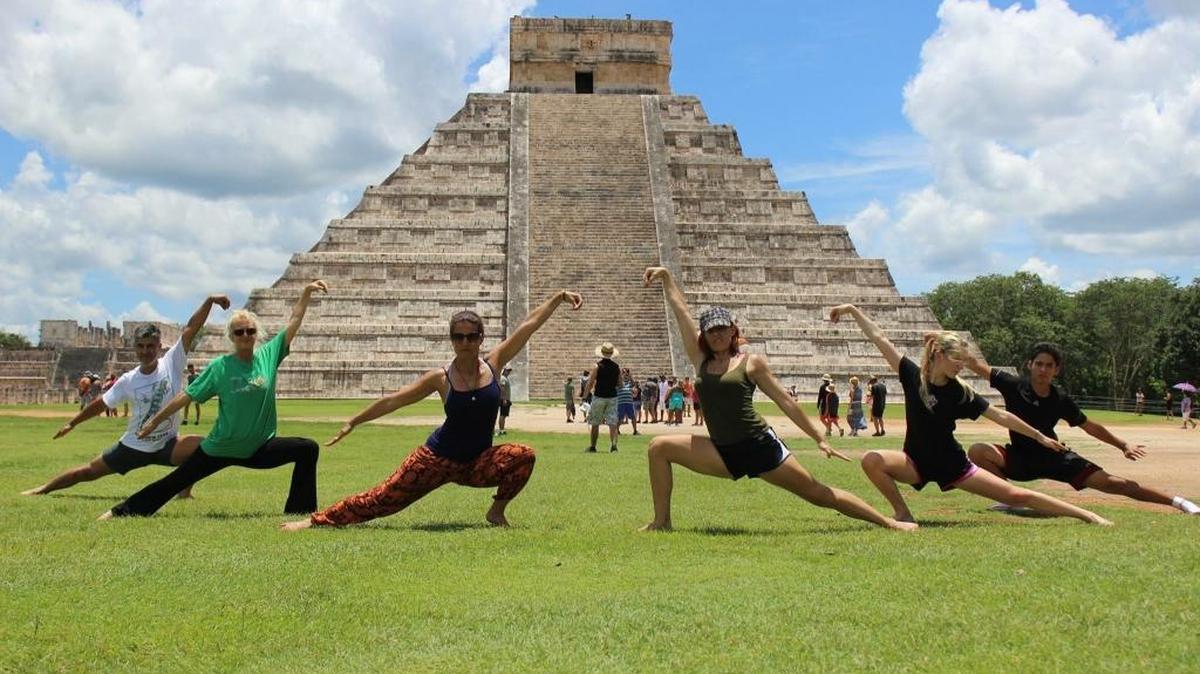 Ejercicios frente a las pirámides.
