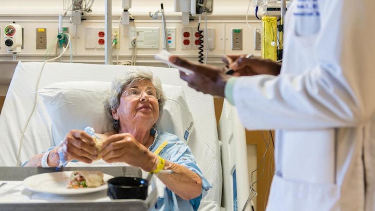 Para muchos pacientes, los problemas surgen cuando son dados de alta del hospital con una serie de medicamentos nuevos, superpuestos a los que ya tomaban.