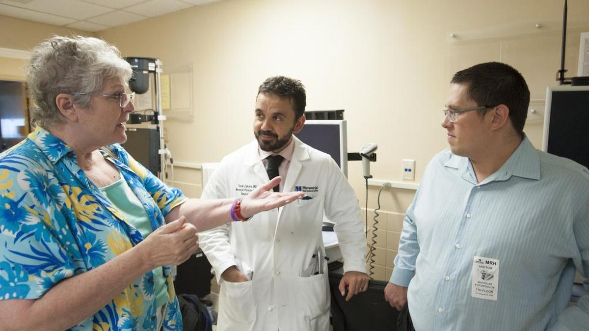 
Kathleen Fotopoulos y su hijo Nicholas Fotopoulos conversan con el Dr. Tarek Zakaria, director del programa de neurología de Memorial Neuroscience Institute y del Memorial Comprehensive Epilepsy Program, en el Memorial Regional Hospital. Nicholas ha sido sometido a dos cirugías para tratar sus ataques epilépticos.


