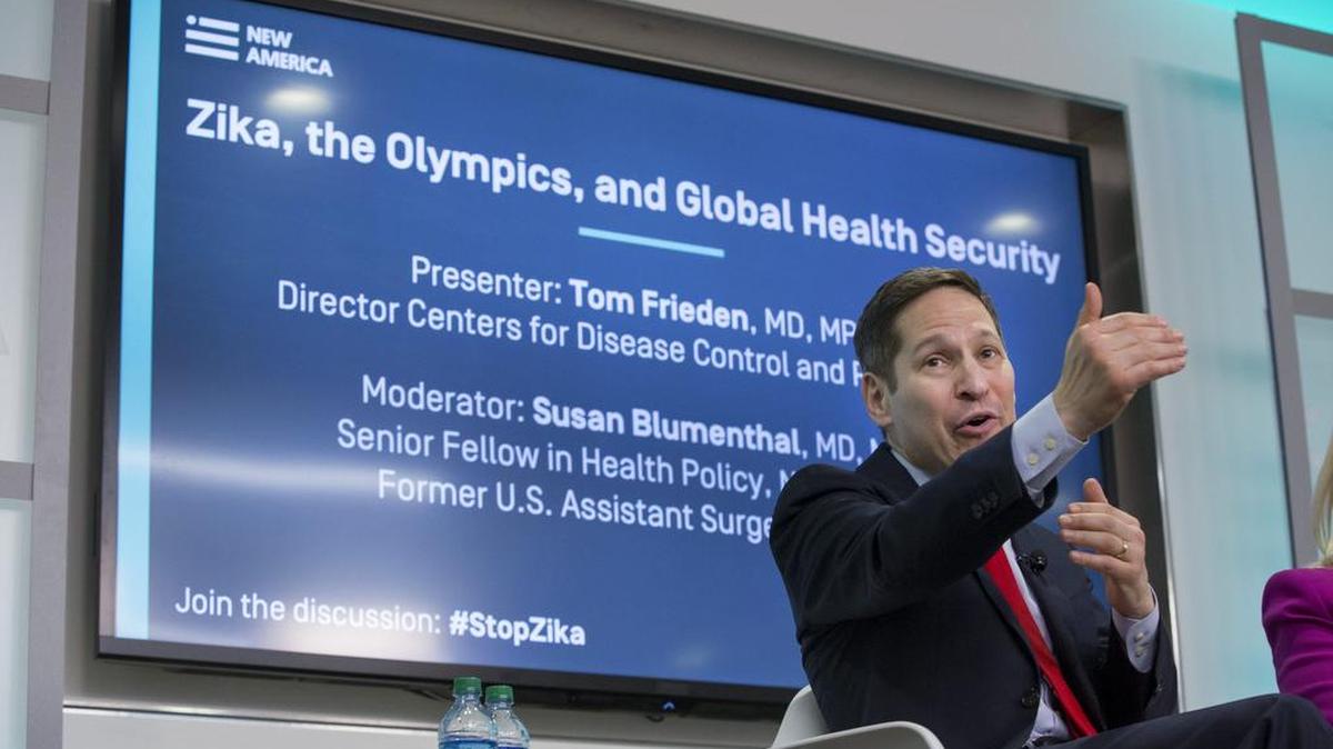 El director de los Centros de Control y Prevención de Enfermedades (CDC), Tom Frieden, participa en un debate sobre el virus del Zika, en Washington, Estados Unidos, el 13 de julio de 2016.