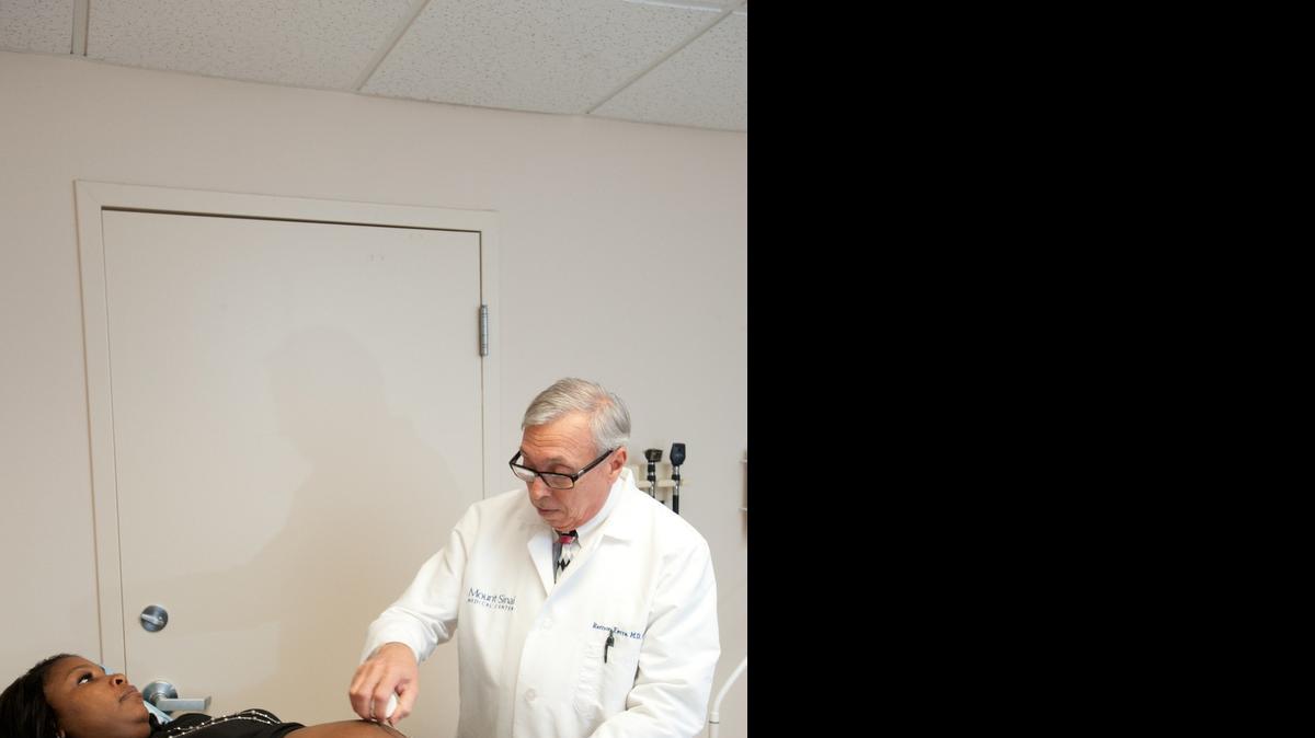 
El Dr. Ramón Ferra, director médico de Mount Sinai Ob/Gyn Group, mide el vientre de Shenique Lucdor. Según las mujeres envejecen, aumenta la posibilidad de desarrollar condiciones médicas que pueden interferir con el embarazo, tales como diabetes y presión sanguínea alta.
