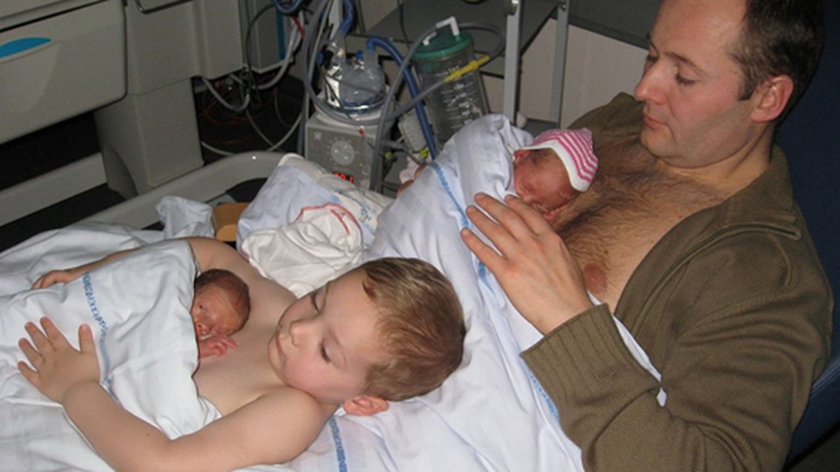 Esta imagen de un padre con su hijo dándole calor con el contacto cuerpo a cuerpo a dos bebés nacidos prematuros ha conmovido las redes sociales.