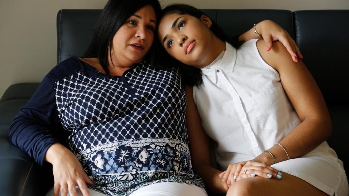 Janelle Bombalier, de 17 años,(Dcha) junto a su madre Yenissel Bombalier. Janelle recibió un trasplante de pulmón luego de que el cáncer de tiroides le afectara los pulmones y su calidad de vida.