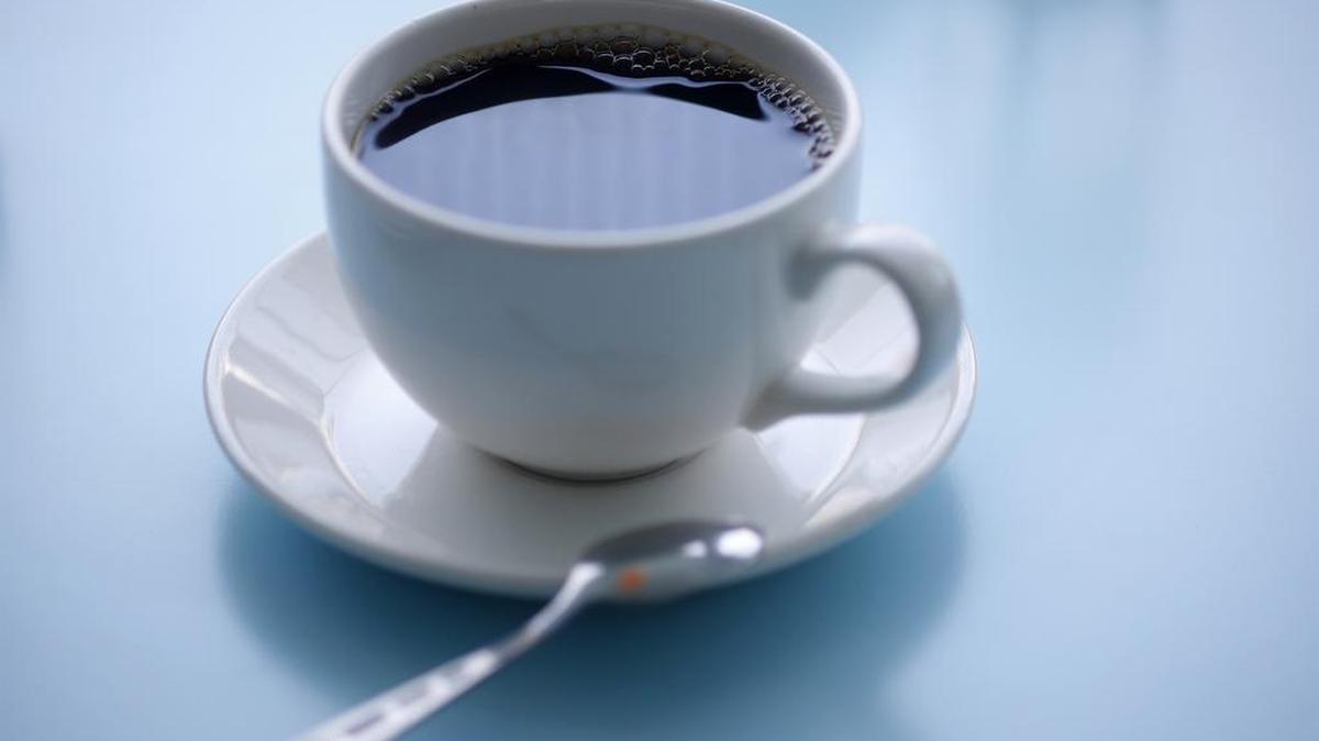 Fotografía de archivo de una taza de café en el restaurante Alma en West Hollywood, California.