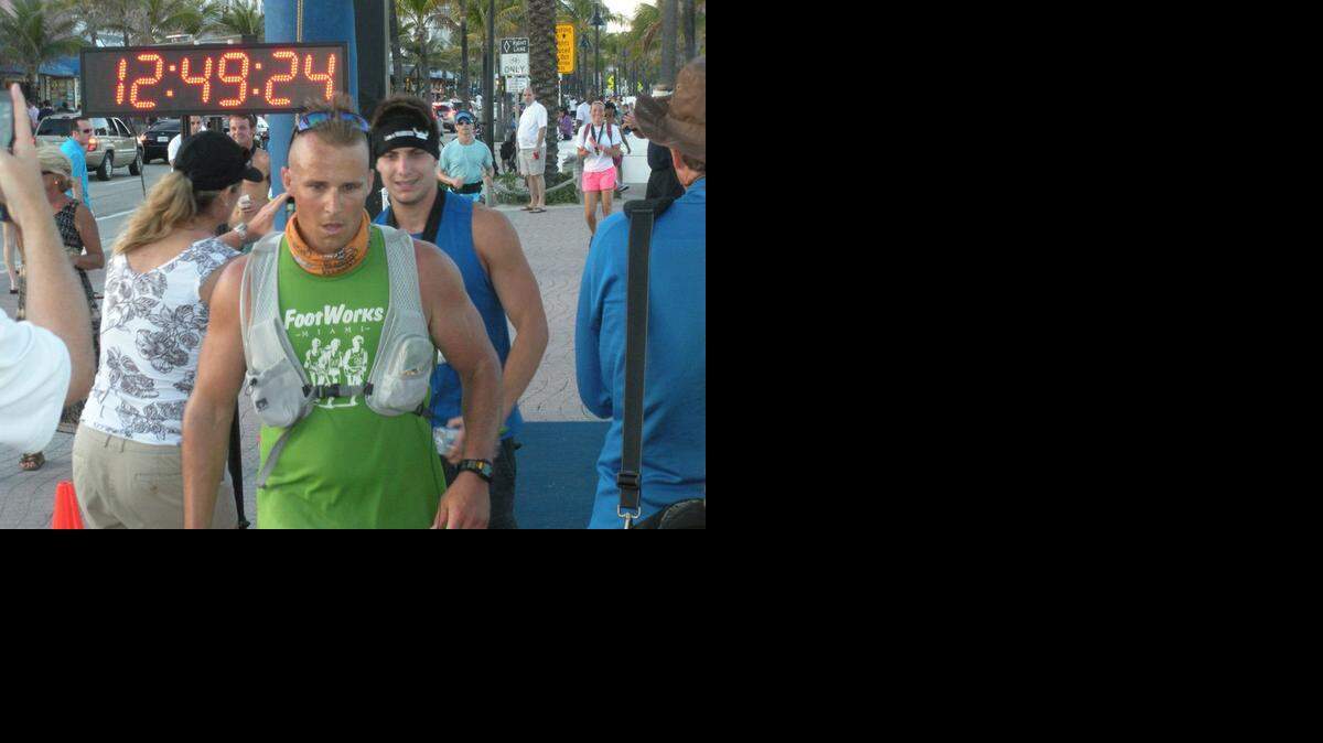 
Brian Thomas en la meta de una carrera de 100 millas. Esta carrera le sirvió de entrenamiento para una de 1,800 millas que harí desde Michigan a la Florida.


