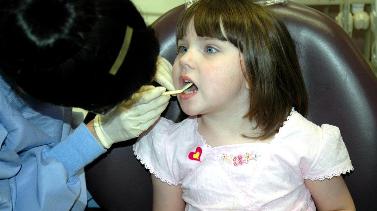 Un dentista pediátrico recibe una enseñanza especializada adicional de dos o tres años a la de un dentista no especializado.