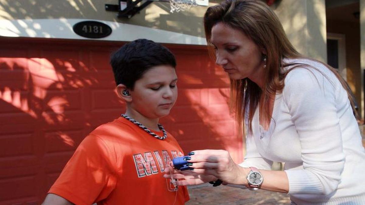 Colby Ferris, de 11 años, junto a su madre Sabrina Gallo. Colby fue diagnosticado con diabetes tipo 1 a los 4 años. A pesar de necesitar vigilar constantemente los niveles de azúcar, su madre quiere que lleve una vida lo más normal posible.