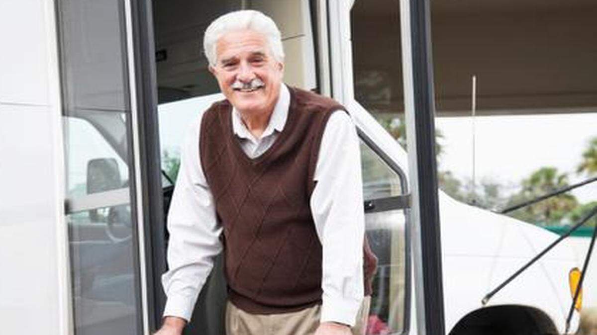 
“La National Association of Area Agencies on Aging también informa sobre diferentes tipos de servicios, según los estados, especialmente sobre transporte, alojamiento, servicios legales y más.
