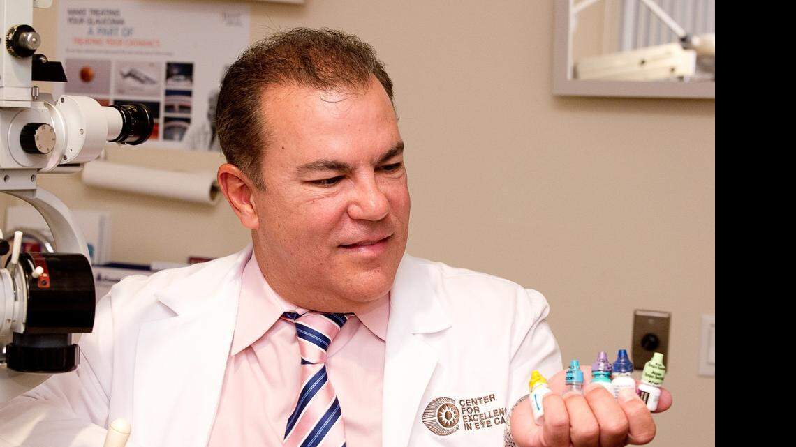 
El Dr. Carlos Buznego, cirujano oftalmólogo del Center for Excellence in Eye Care, del Baptist Hospital Medical Arts Building, explica que con el nuevo iStent se pueden eliminar la mayoría de los medicamentos para glaucoma.


