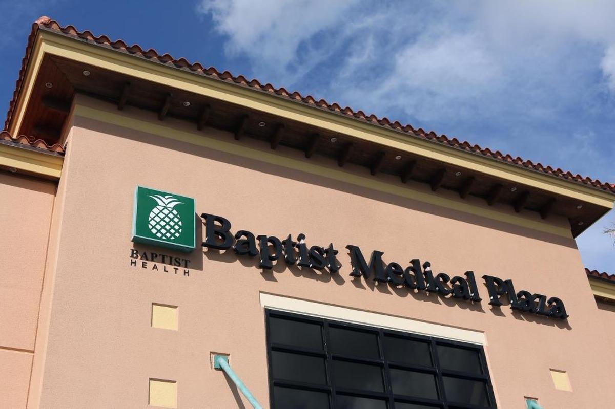 Fachada del Baptist Health Medical Plaza en Doral.
