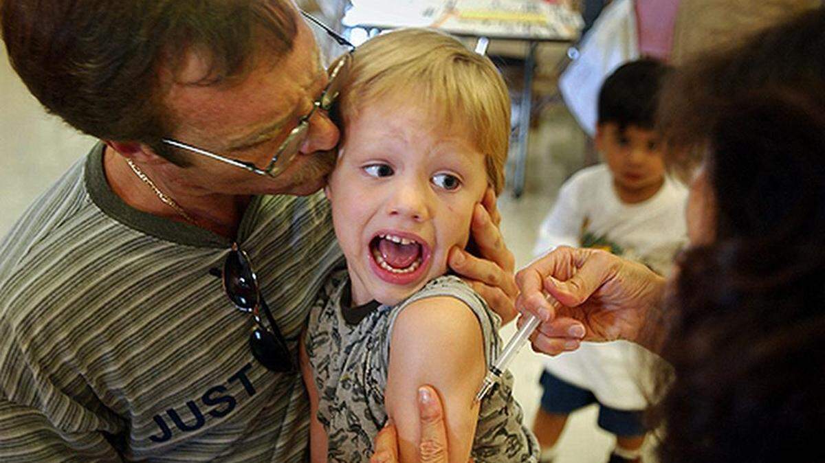 Un niño recibe la vacuna contra el sarampión en Los Ángeles.