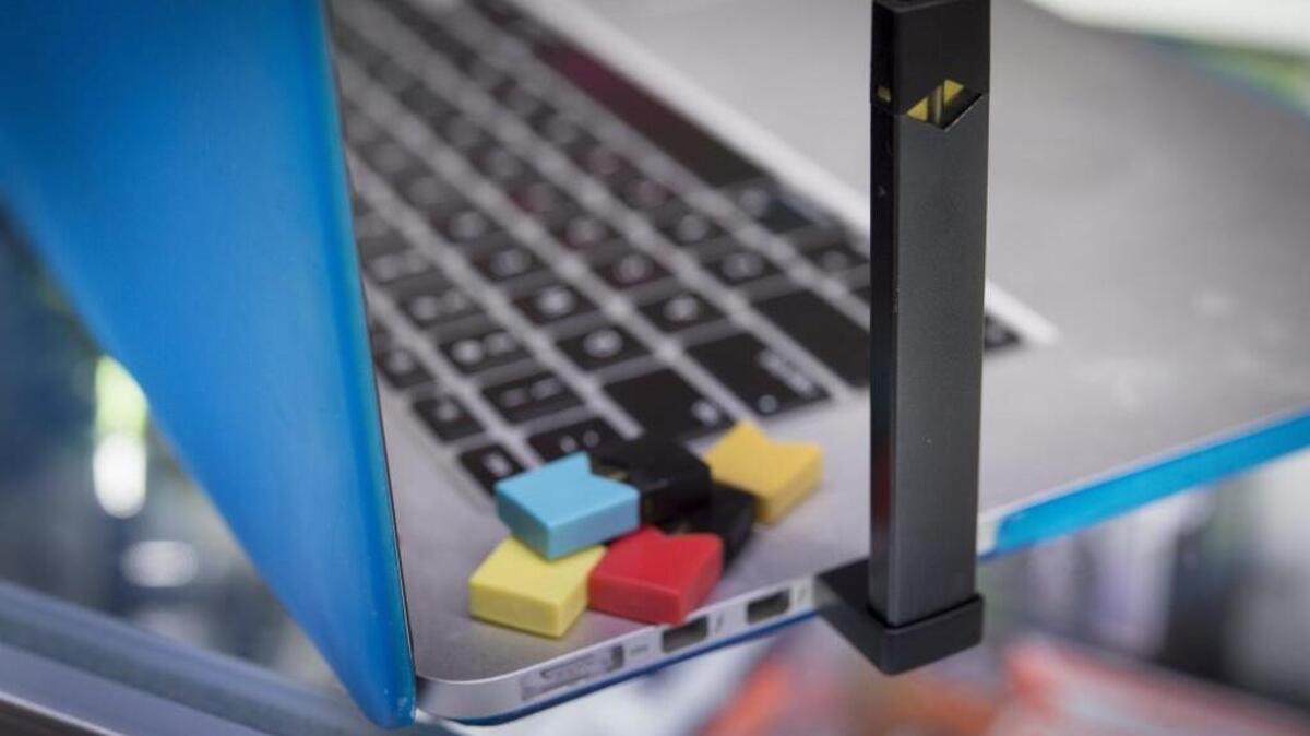 Juul, un cigarrillo electrónico, se puede cargar en una laptop. Este se ha puesto de moda entre los jóvenes pero muchos no saben que su contenido de nicotina es muy peligroso.
