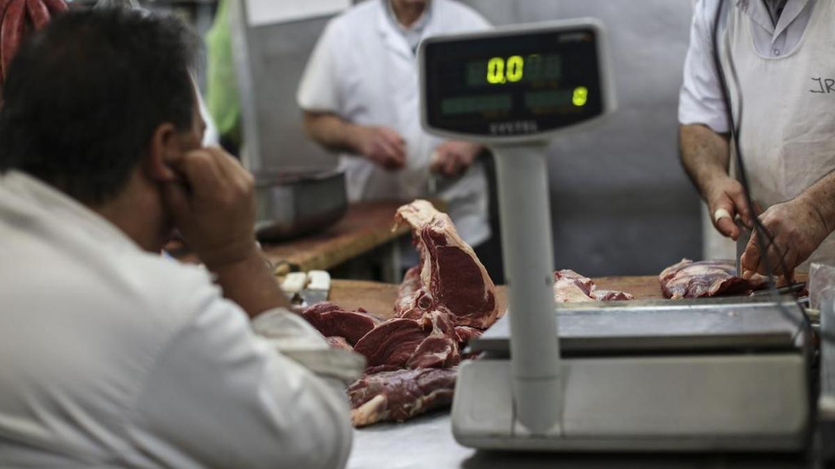 Vista de productos cárnicos el miércoles 28 de octubre de 2015, en la carnicería de un mercado en el centro de Buenos Aires.