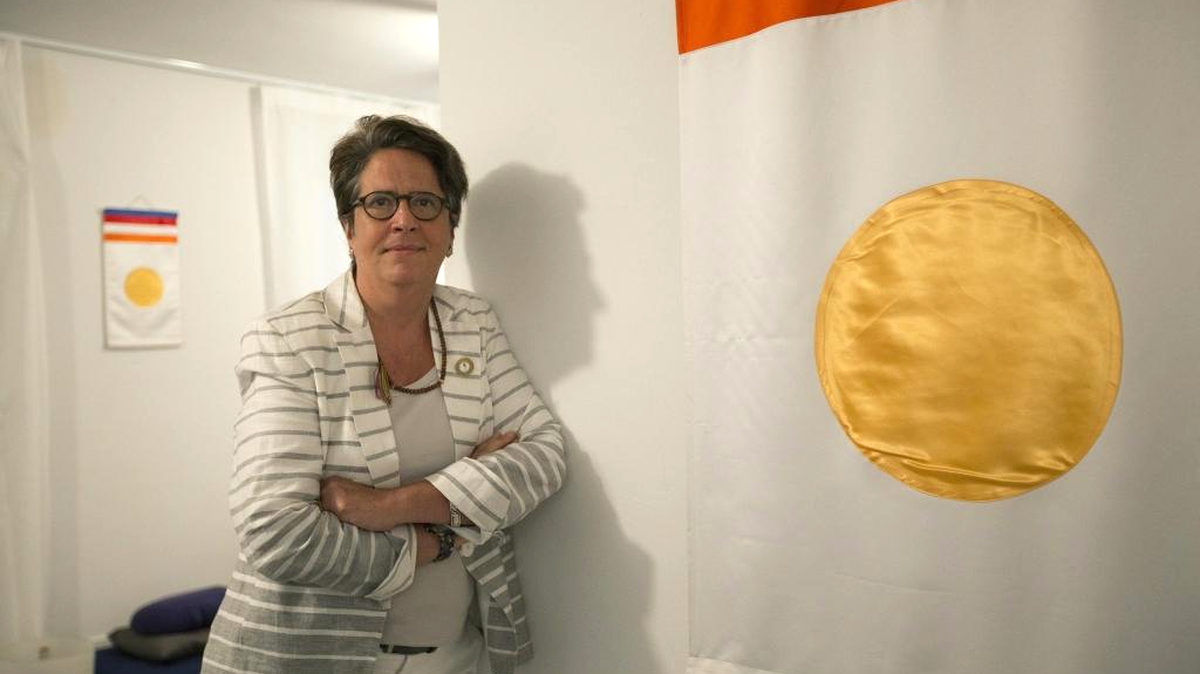 La dra. cubana Julia Sagebien dicta un curso de Shambhala, trabajando en técnicas de meditación en Zen Motel, Miami, el viernes 11 de septiembre del 2015.