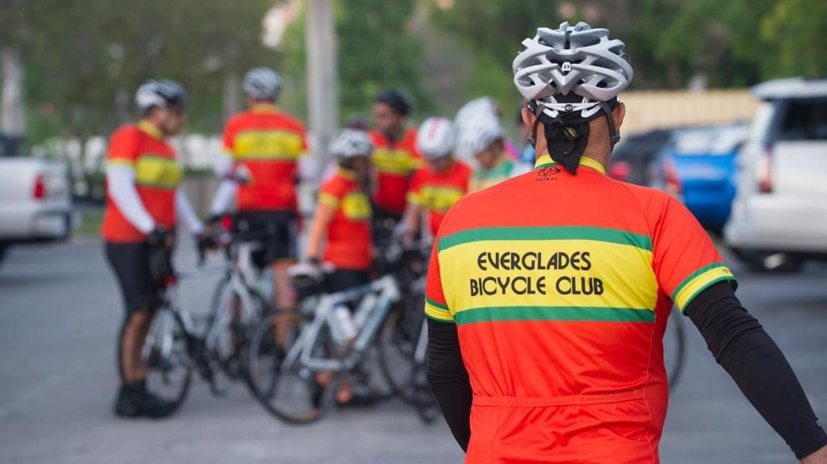 Un grupo del Club de ciclismo Everglades Bicycle Club se preparan para una carrera desde Dinner Key hasta Black Point Park and Marina.