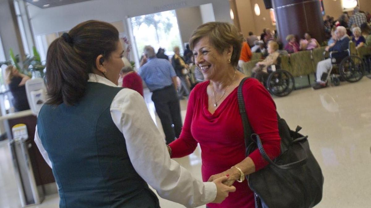 Flory Miranda es recibida por Yusleivi Perez, de Leon Medical Centers.