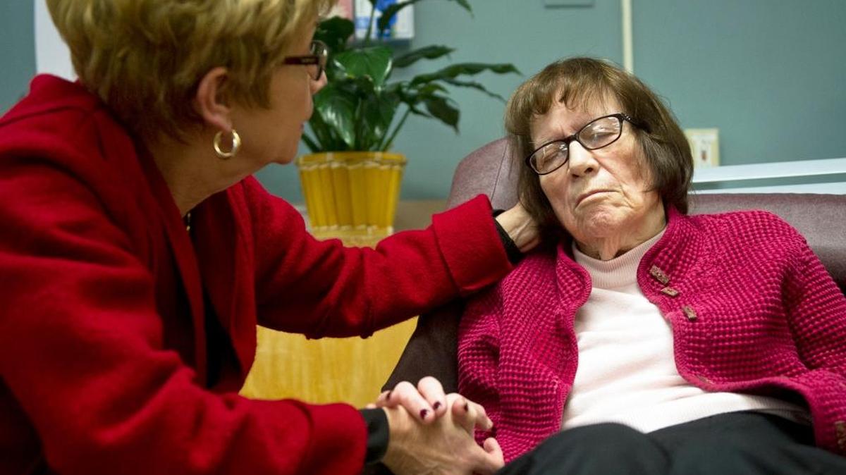 Hay quienes describen haber estado de luto por su madre dos veces. ‘El día que les diagnostican la enfermedad de Alzheimer y todos los días que la ven decaer’.