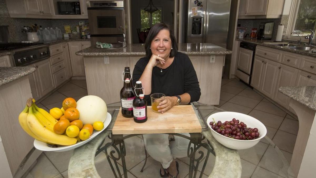 Kim Reyes, de 56 años, y paciente del Miami Cancer Institute en el Baptist Health South Florida, toma una bebida fermentada Kombucha.