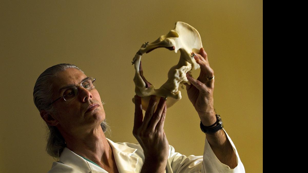 
Ejercicios de fortalecimiento: El Dr. Rafael Pérez, de South Miami Hospital, observa un modelo de una pelvis. La terapia para ayudar a fortalecer el suelo pélvico es la primera línea de defensa para la incontinencia por esfuerzo, dice Pérez.
