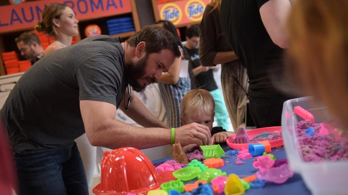 El actor Mark-Paul Gosselaar con su hijo en Safe Kids Day 2016.