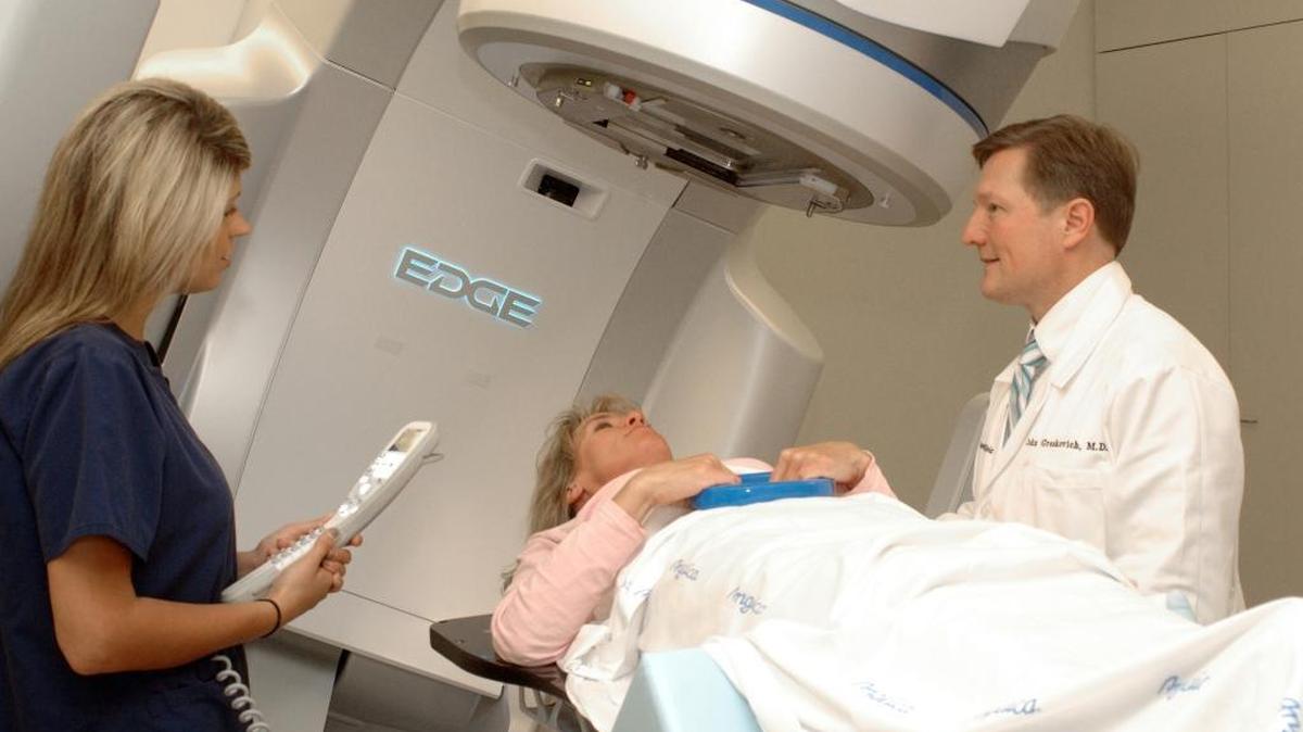 Cleveland Clinic Florida cuenta con una tecnología de radiocirugía que ataca el tumor en tratamientos más cortos. Se conoce como Varian Edge Radiation Therapy. En la foto el Dr. John Greskovich, director médico del departamento de oncología radioterápica de la clínica.