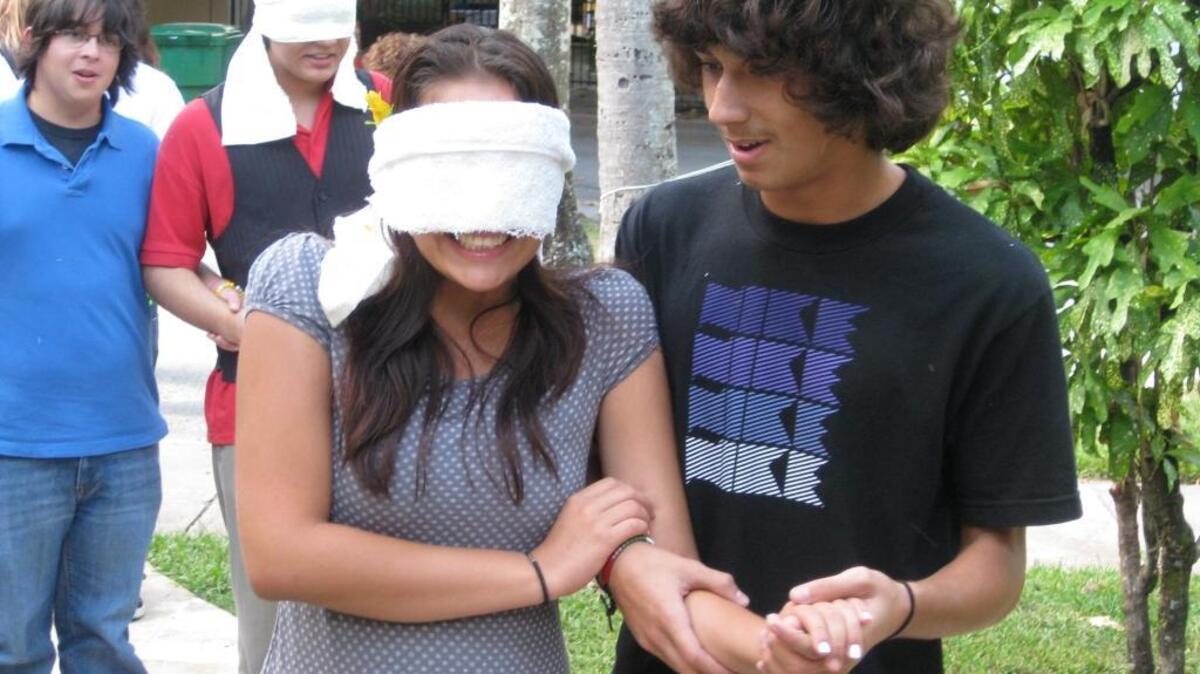 Estudiantes de high school participan en un ejercicio de confianza en sí mismos como parte del entrenamiento de Student Voices.