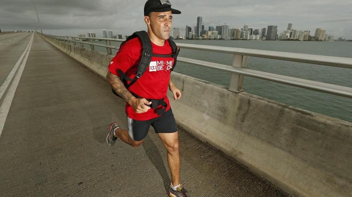 
Gabe Arteaga, bombero de profesión, se fracturó severamente un tobillo. Después de dos cirugías ha vuelto a correr maratones.


