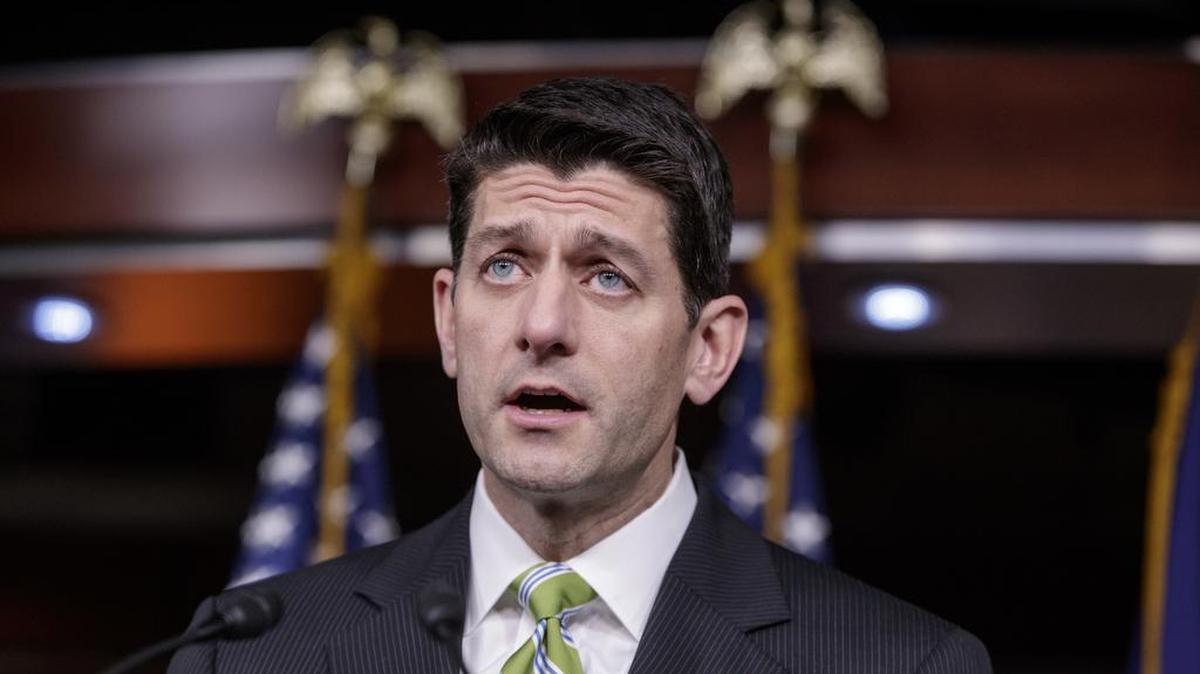 Paul Ryan, presidente de la Cámara de Representantes, quiere restringir el crecimiento del Medicare dándoles a los miembros pagos fijos de “apoyo premium” para comprar planes y posiblemente elevar la edad de elegibilidad.