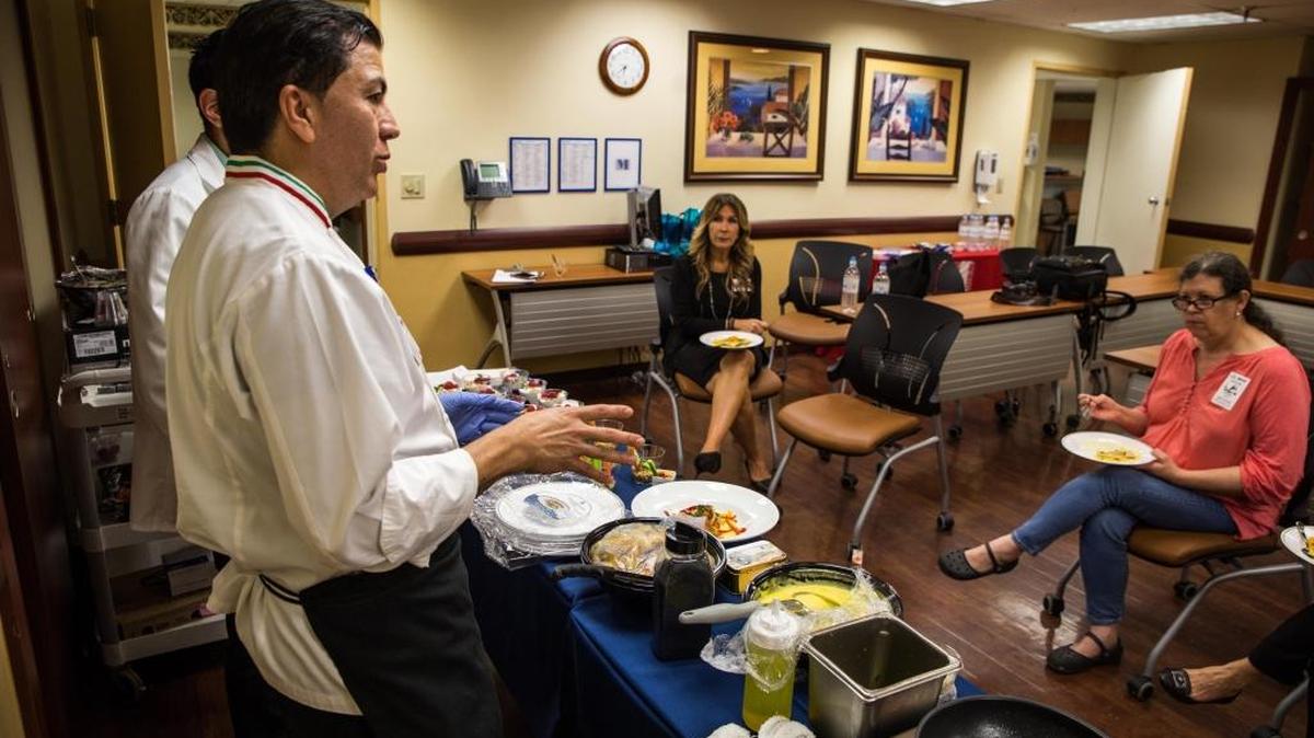 El Chef Ejecutivo John Pereira muestra a pacientes diabéticos cómo preparar comidas saludables bajas en calorías en Memorial Hospital de Pembroke Pines.