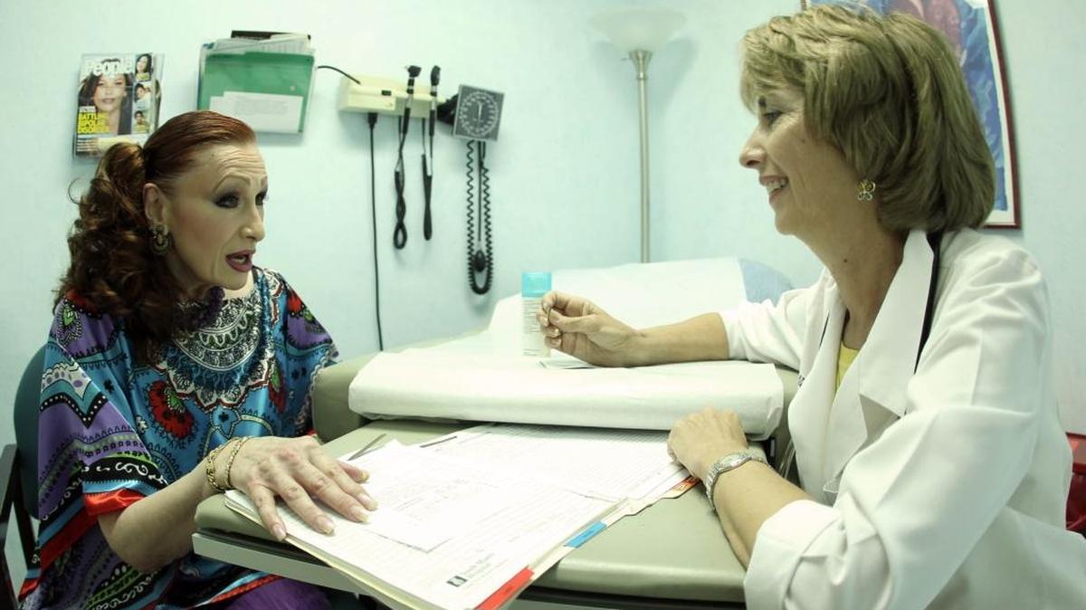 
Algunas mujeres, al entrar en la menopausia, pueden sentir como variaciones en el flujo menstrual o en el intervalo entre períodos menstruales, sensaciones repentinas de calor y otros síntomas.
