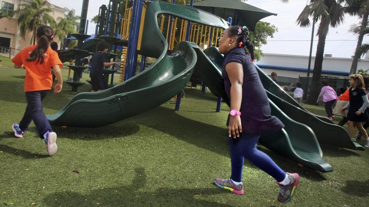 Samoya Gray, de 7 años (dcha.), durante un receso en horario escolar. Gray acude a la escuela elemental en North Beach, Jennifer Beth Turken Playground.