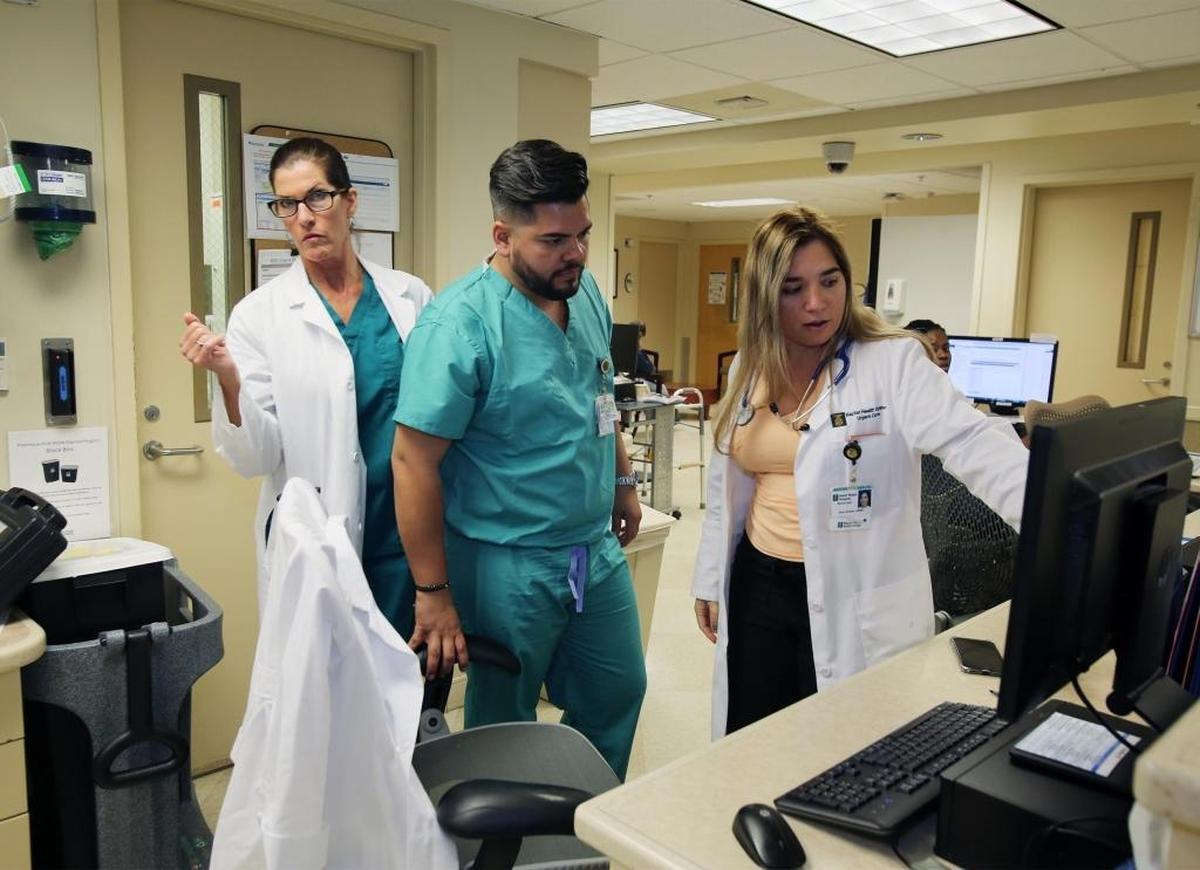 Susan Perry, Ancizar Gonzalez y Anay Suarez, empleados de Baptist Health Medical Plaza.