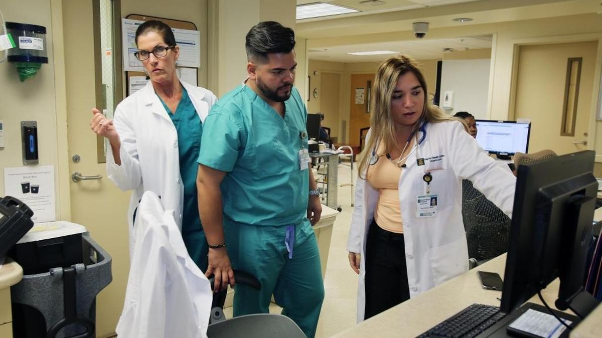 Susan Perry, Ancizar Gonzalez y Anay Suarez, empleados de Baptist Health Medical Plaza.