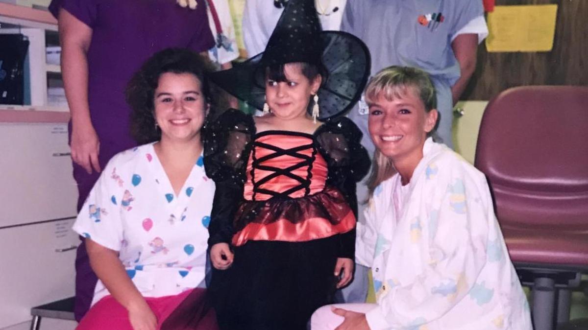 Kelly Lara (al centro) recibió tratamiento entre las edades de 3 y 6 años en el Nicklaus Children’s Hospital, entonces llamado Miami Children’s Hospital. Tuvo una recaída a los 16 años y fue tratada nuevamente allí hasta los 18 años.