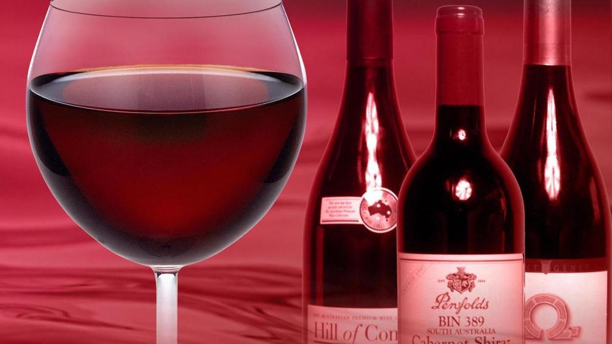 El vino tinto en cantidad mínima, una copa diaria con las comidas, es bueno para el corazón.